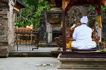 参加宗教仪式的巴厘岛牧师图片