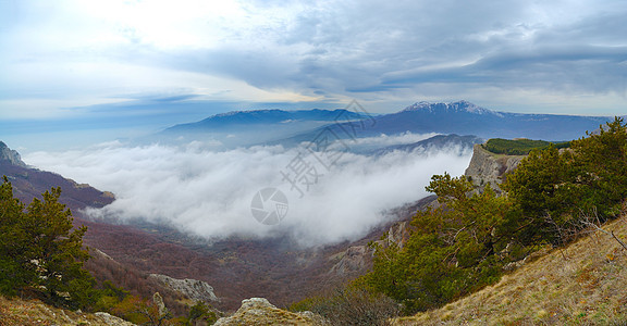 美丽的山地风景和低云全景草地木头蓝色天空岩石旅游季节土地日落场景图片