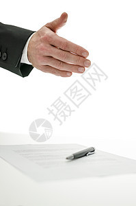 商务人士在签订合同时握手的生意人图片