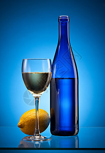 蓝酒瓶和柠檬图片