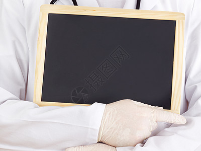 医生在黑板上显示信息桌子工作室帮助诊所药品男人物理办公室职业临床图片