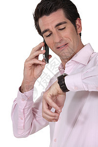 商务人士在电话上咨询他的手表背景图片