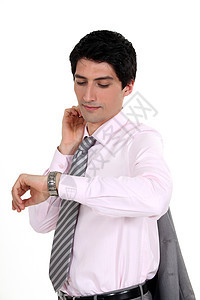 一个商务人士在检查他的手表手腕时间工人男性经理套装商业领带夹克工作图片