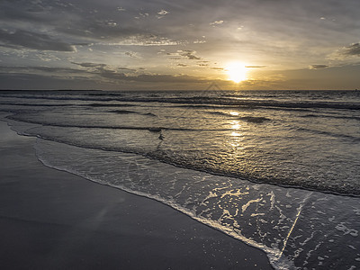 日落太阳晴天阳光海洋地平线热带天气季节蓝色海浪图片