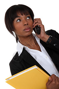 打电话的非裔美国女商务人士;图片