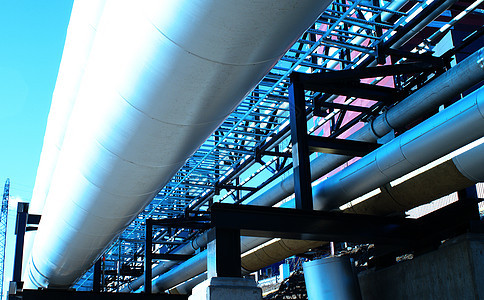 工业区 钢管道和气阀 以对抗蓝天焊接化学气体坚果弯头工程师圆柱工作管道工具图片