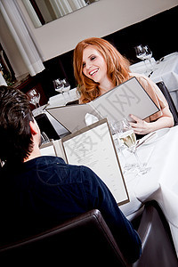 男人和女人在餐厅吃晚饭女性微笑酒店咖啡店成人早餐食物服务职员女士图片