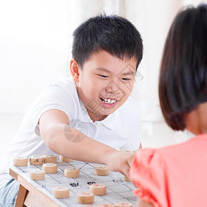 玩中国象棋的亚洲儿童图片