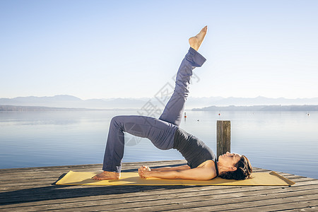 瑜伽妇女蓝色女孩身体女性运动平衡码头天空训练女士图片