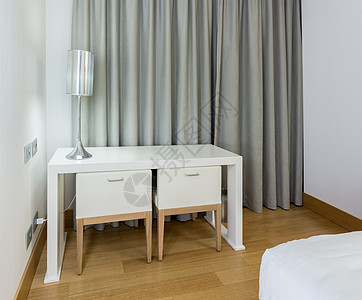 现代白色桌椅和卧室椅子图片