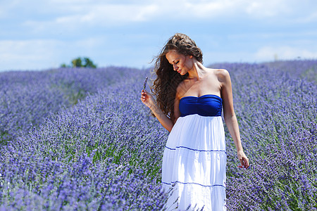女性站在紫衣草地上女士活动女孩快乐农村休闲美化喜悦季节微笑图片