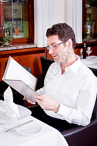 男人和女人在餐厅吃晚饭幸福庆典订购咖啡店卡片酒店服务职员食物早餐图片
