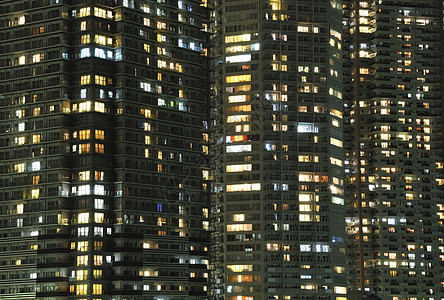 夜间窗户城市柱子矩阵密度公寓住宅阳台摩天大楼图片