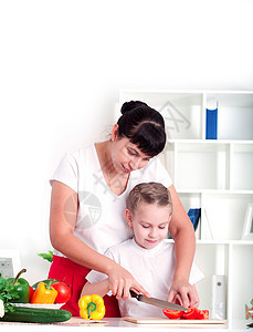 妈妈和女儿一起做饭学习沙拉家庭蔬菜烹饪女孩女性早餐女士房子图片