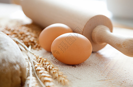 烘烤的基本成分-鸡蛋 面团 面粉和擀面杖图片