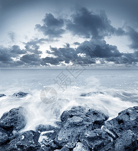 A 使用海中海洋的蓝色海滩风暴地平线日出海岸海浪戏剧性风景旅行图片
