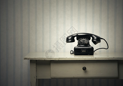 旧黑电话复兴桌子沟通用品旋转电话线家居电缆固定电话乡愁背景图片
