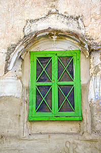 旧墙上的绿窗口背景图片