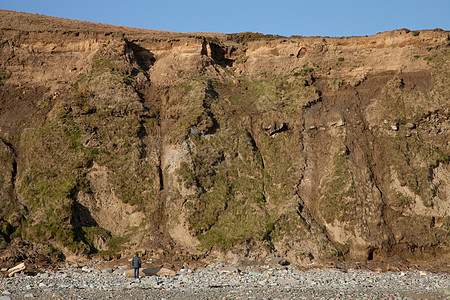 泥流下的男人蓝色海岸地球损害山坡安全天空危险泥石流环境图片