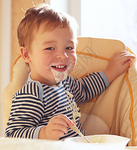 两岁大的孩子笑着吃粥 吃粥图片