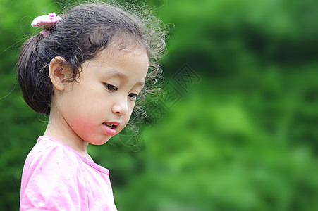 快乐的小女孩生活喜悦眼睛头发情绪化童年幸福小姑娘女性青春期图片
