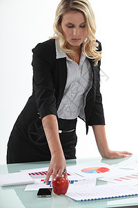 分析统计数据的女商业妇女图片
