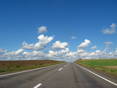 沥青路和蓝天公司蓝色速度汽车运输绿色飞机天空白色便车图片