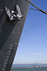 大型船弓舰和在海底湾通过背景图片