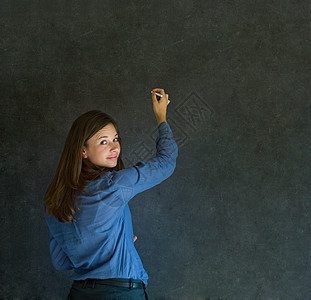 女人在黑黑黑黑板背景上写作图片