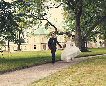 结婚日期彩色跑步花朵花束阳光效果微笑头发夫妇背景图片