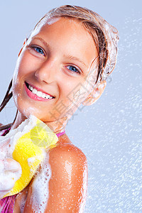 快乐的年轻女孩冲澡 洗澡图片