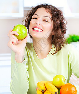 饮食 快乐的年轻女性 吃新鲜水果图片