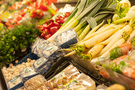 市场摊位上新鲜蔬菜店铺萝卜香菜桌子胡椒架子塑料乡村营养辣椒图片