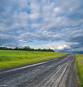 农村道路和暴云图片
