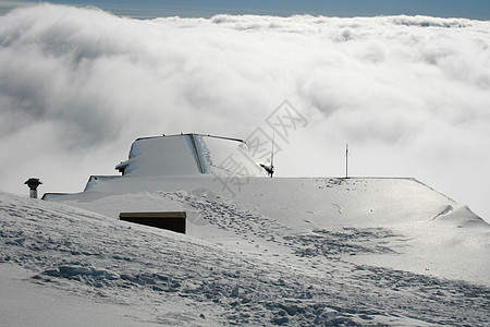 屋顶小屋  被雪覆盖的埃特纳流动气氛天空陨石时间滑雪板环境脚印踪迹木板图片