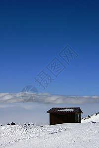 在埃特纳火山上的木屋 被雪覆盖明信片石头陨石雪堆小房子旅行蓝色气氛避难所滑雪者图片