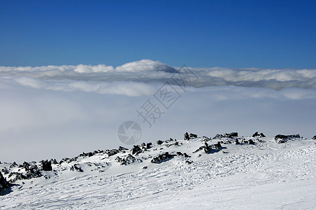 在埃特纳火山上的木屋 被雪覆盖岩石首脑避难所石头天空滑雪者顶峰雪堆旅行陨石图片