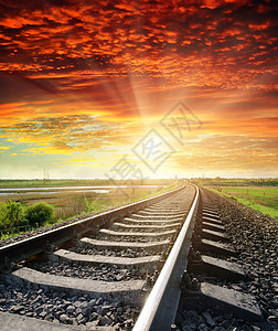 至红日落的铁路图片