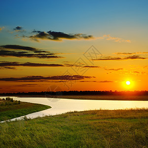 河边日落国家土地太阳光线蓝色天空地平线太阳光束射线金子图片