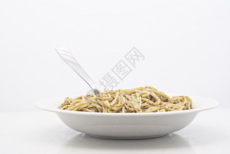 意大利面条和粉绿色厨房食物盘子香蒜烹饪树叶美食午餐反射背景图片