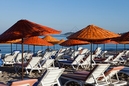 海滩休息员和海边的雨伞闲暇海景旅行海岸阳伞橙子休息异国热带旅游图片