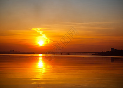 河边日落地平线阳光国家金子气氛日出燃烧反射晴天气候图片