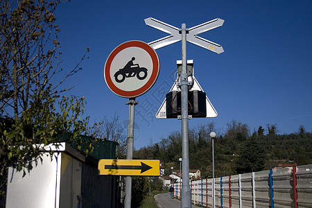 路路信号城市箭头控制板街道禁令摩托车图片