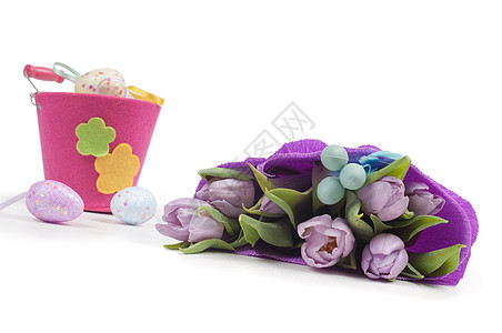 带桶和郁金香的复活节鸡蛋绿色传统粉色季节性宗教花束白色季节紫色庆典图片