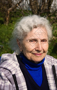 老年妇女的肖像皱纹幸福祖母退休女士微笑成人灰色背景图片