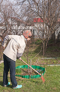 国内的春季工作栅栏女士耙子乡村灌木房屋凉亭土地植物树木背景图片
