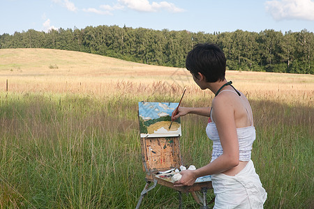 胸腔空气中的油漆女画架画笔天空消遣刷子艺术家画家检查太阳女士图片