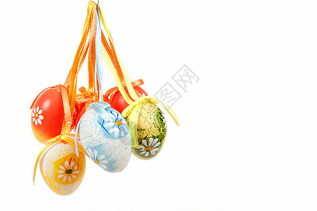 挂着明亮彩色的东边蛋 带有弓装饰绿色传统庆典季节性团体白色风格丝带假期图片