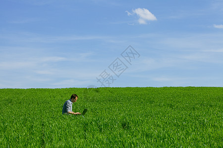 年轻人在户外使用笔记本电脑场景城市男性地平线商务人士沉思互联网太阳风景图片