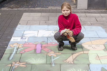 德国Geldern的街头绘画沥青粉笔竞赛艺术家街道红色家庭女孩艺术乐趣图片